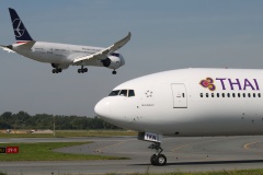 HS-TKN (Lotnictwo &raquo; Spotting na EPWA &raquo; Boeing 777-300ER &raquo; Thai Airlines)