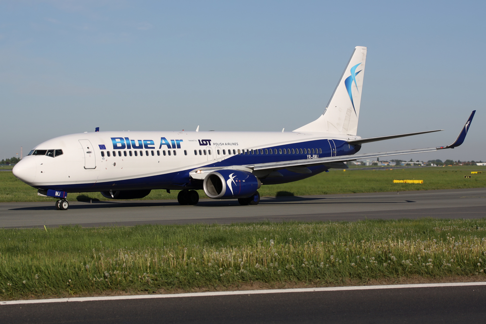 YR-BMJ (Polskie Linie Lotnicze LOT) (Lotnictwo &raquo; Spotting na EPWA &raquo; Boeing 737-800 &raquo; Blue Air)