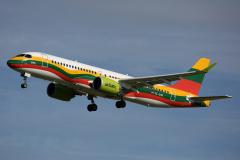 YL-CSK, airBaltic (malowanie flagi litewskiej) (Lotnictwo &raquo; Spotting na Schiphol &raquo; Airbus A220-300)