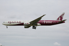 A7-BEC, Qatar Airways (malowanie "FIFA World Cup Qatar 2022") (Lotnictwo &raquo; Spotting na Schiphol &raquo; Boeing 777-300ER)