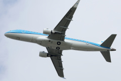 PH-EXS (Lotnictwo &raquo; Spotting na EPWA &raquo; Embraer E175 (ERJ-170-200) &raquo; KLM Cityhopper)