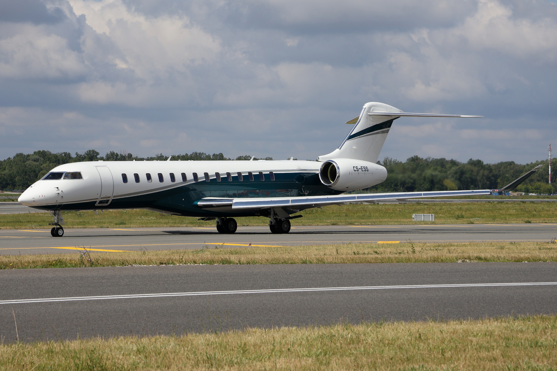 CS-ESS, Executive Jet Management (Aviation &raquo; EPWA Spotting &raquo; Bombardier BD-700 Global 7500)