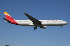 EC-LZJ, Iberia (Lotnictwo &raquo; Spotting na EPWA &raquo; Airbus A330-300)
