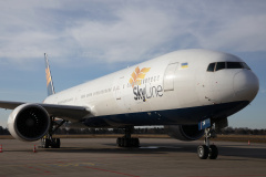 UR-AZR, SkyLine Express Airline (Lotnictwo &raquo; Spotting na EPWA &raquo; Boeing 777-300ER &raquo; SkyLine Express Airline)