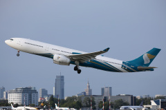 A7-AEQ (częściowe malowanie Oman Air) (Lotnictwo &raquo; Spotting na EPWA &raquo; Airbus A330-300 &raquo; Qatar Airways)