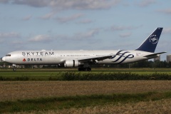 N844MH, Delta Airlines (SkyTeam livery) (Aviation &raquo; Schiphol Spotting &raquo; Boeing 767-400)